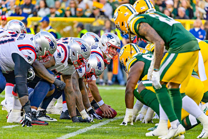 Joe Cardona gets ready to make a snap against the Packers